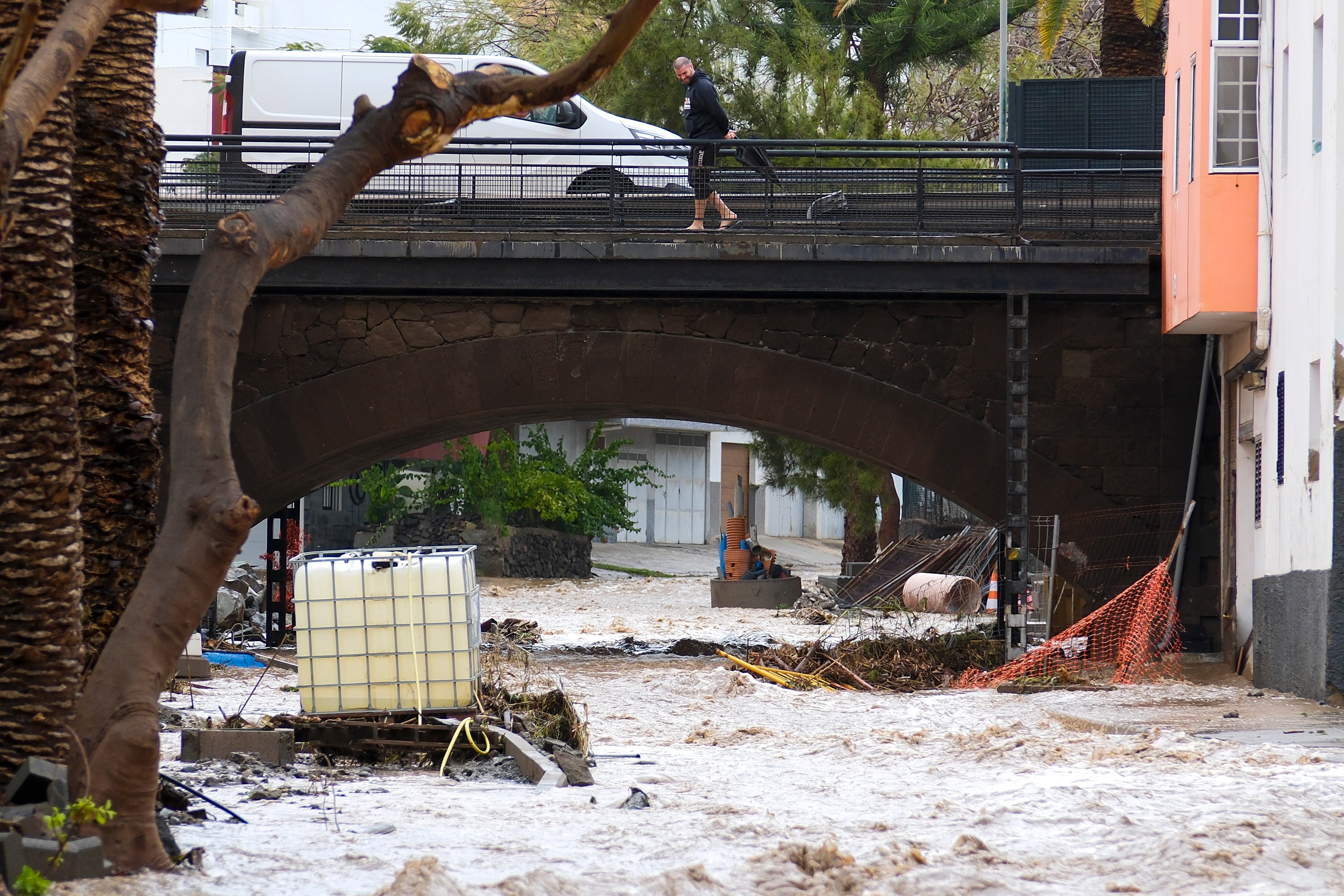 BAÑADEROS (GRAN CANARIA) (ESPAÑA), 24/03/2026.- La reactivación de la borrasca Therese ha provocado en Gran Canaria fuertes lluvias que han causado numerosos incidentes. En la imagen el agua corre por un barranco de Bañaderos, en Gran Canaria. EFE/Ángel Medina
