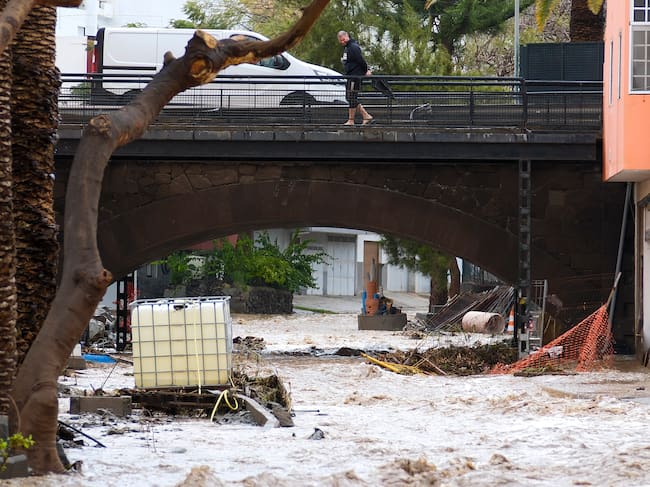 BAÑADEROS (GRAN CANARIA) (ESPAÑA), 24/03/2026.- La reactivación de la borrasca Therese ha provocado en Gran Canaria fuertes lluvias que han causado numerosos incidentes. En la imagen el agua corre por un barranco de Bañaderos, en Gran Canaria. EFE/Ángel Medina