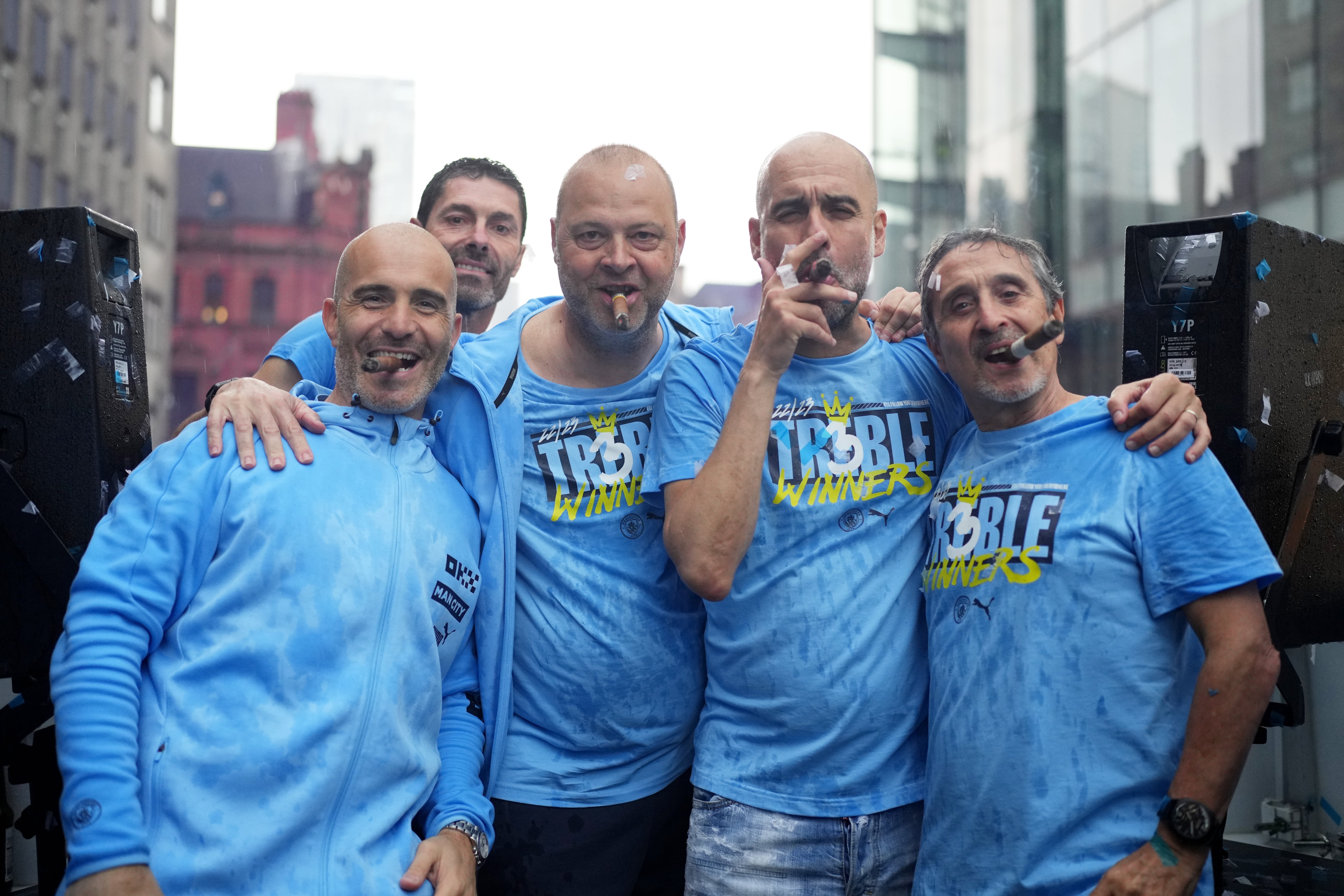 Guardiola y su cuerpo técnico, durante la celebración por las calles de Manchester. (Photo by Lexy Ilsley - Manchester City/Manchester City FC via Getty Images)