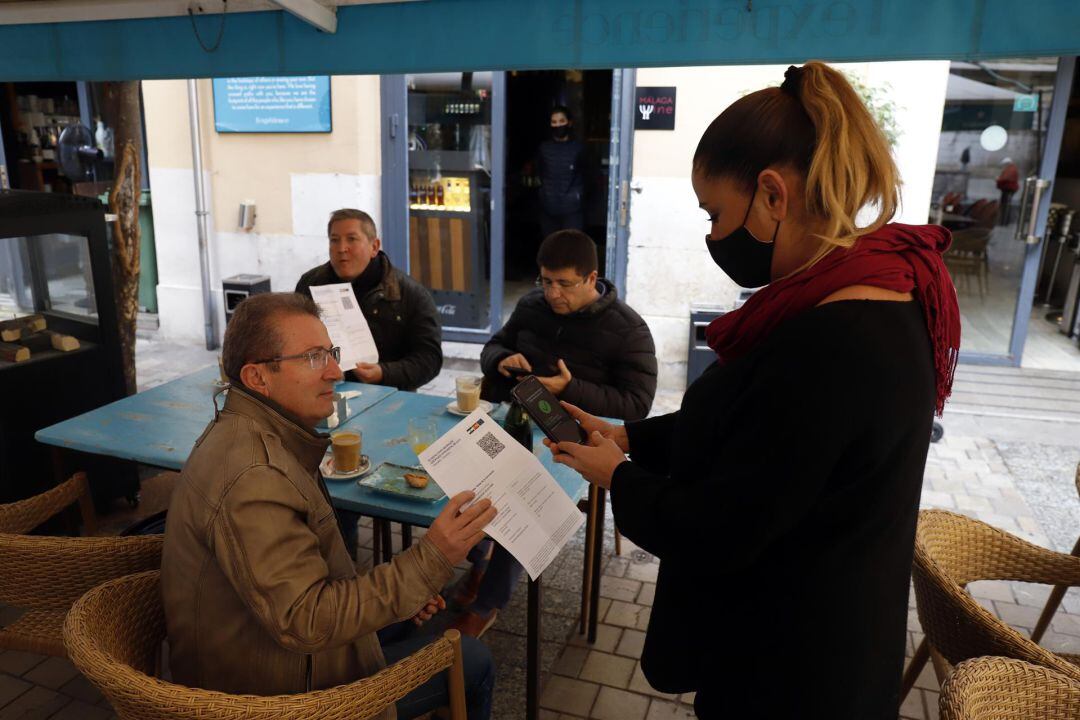 Petición e certificado COVID en una terraza