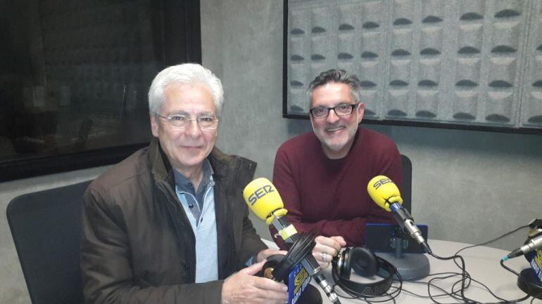 Carlos Totorika, a la izquierda, en los estudios de Radio Eibar