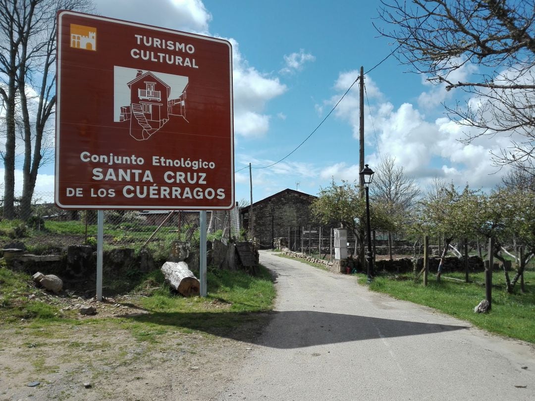  Entrada a la localidad e Santa Cruz de los Cuérragos