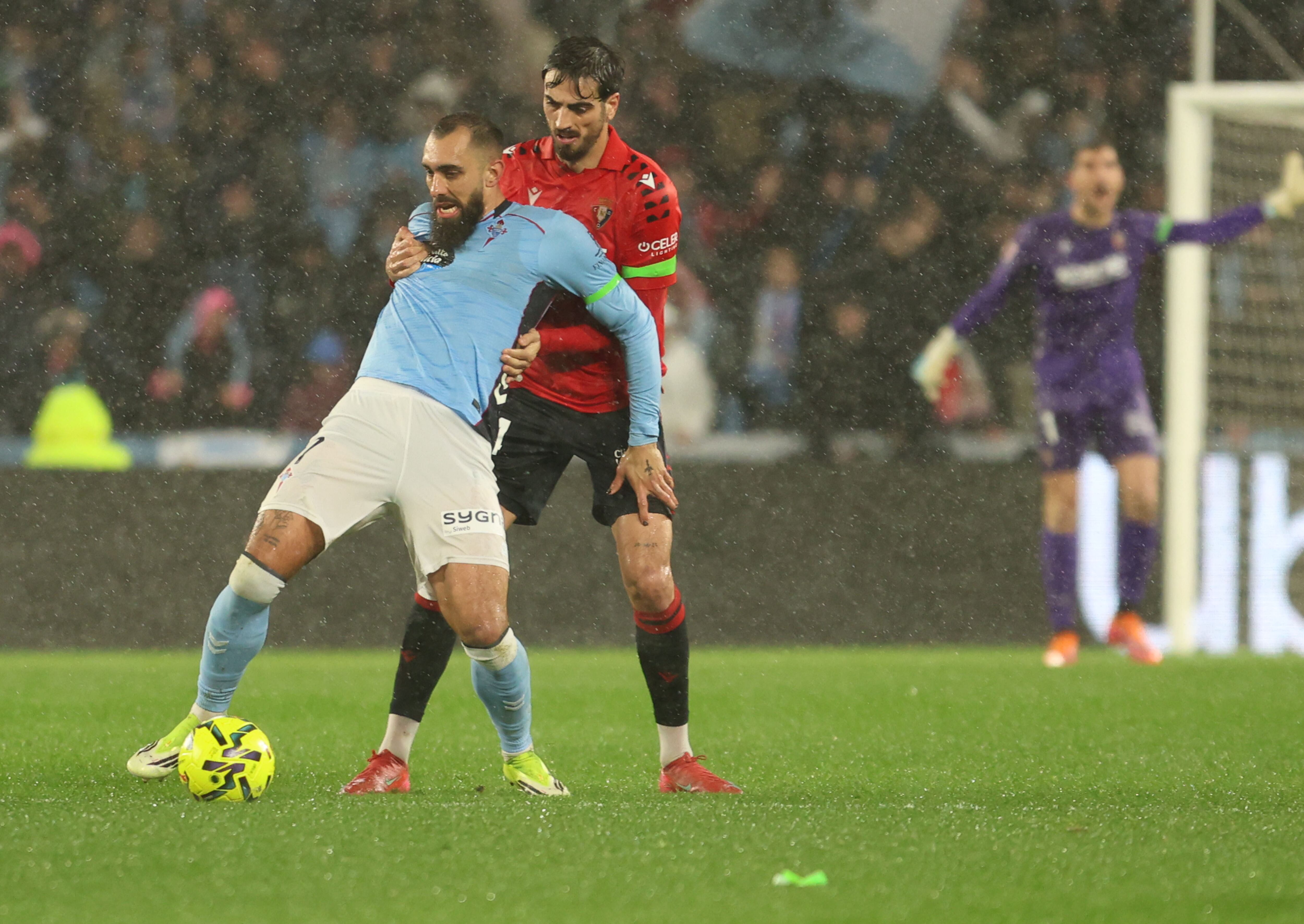 VIGO (PONTEVEDRA), 06/02/2026.- El delantero del Celta Borja Iglesias (i) protege un balón ante Alejandro Catena, de Osasuna, durante el partido de LaLiga que Celta de Vigo y CA Osasuna disputan este viernes en el estadio de Balaídos. EFE/Salvador Sas