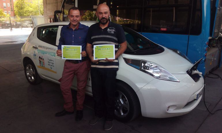 José Luis Rodríguez y Antonio Berzal, los dos primeros taxistas con vehículo eléctrico en Madrid. 