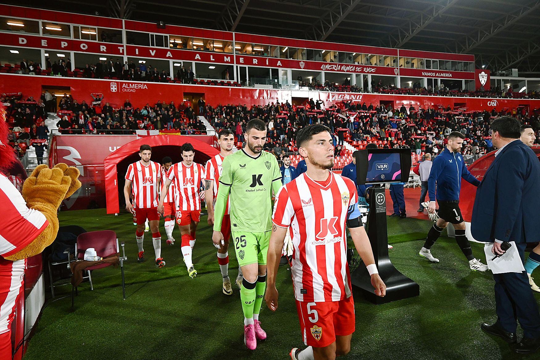 Capitán Robertone saliendo al Estadio.