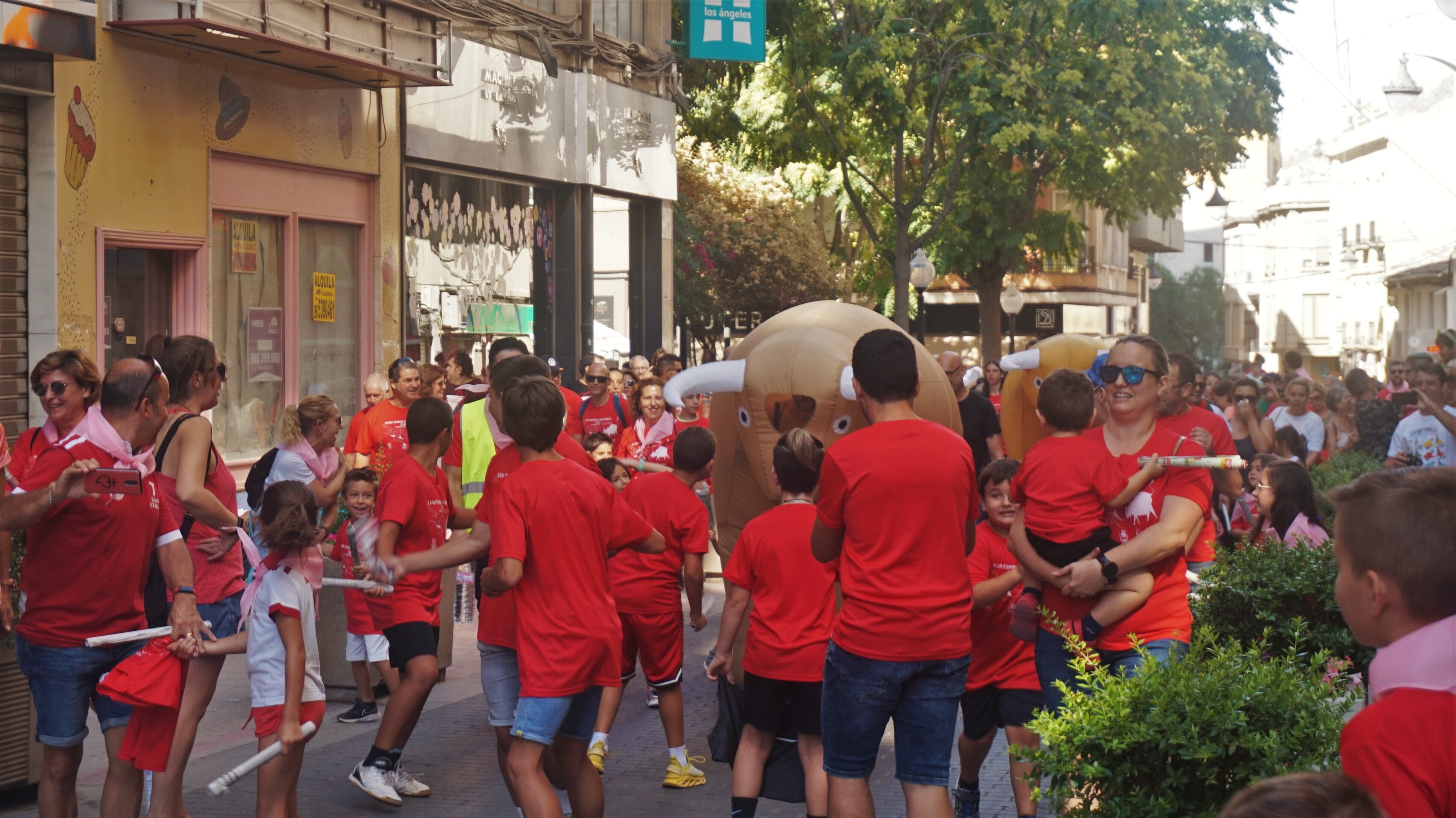 Se han vendido camisetas rojas y pañuelos rosas en favor de la causa benéfica