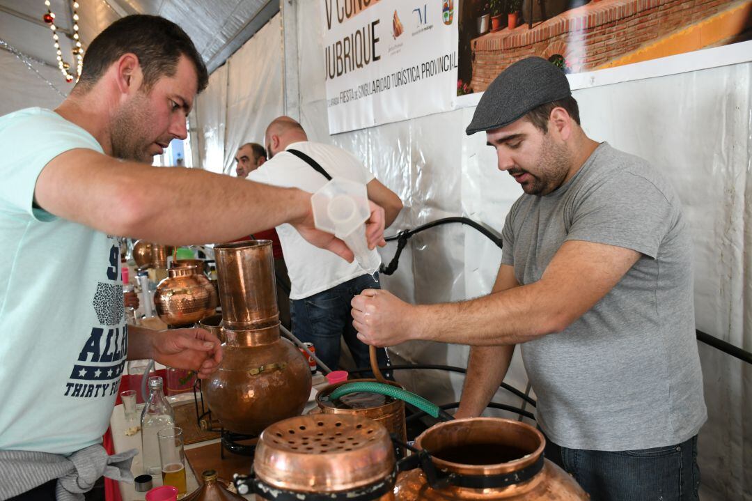 Productores de aguardiente con sus alambiques