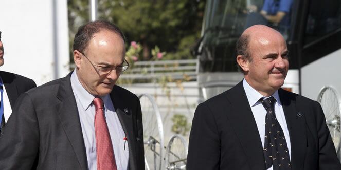 El ministro español de Economía, Luis de Guindos (dcha), y el gobernador del Banco de España, Luis María Linde, llegan a la reunión de los ministros de Economía de la UE (Ecofin)