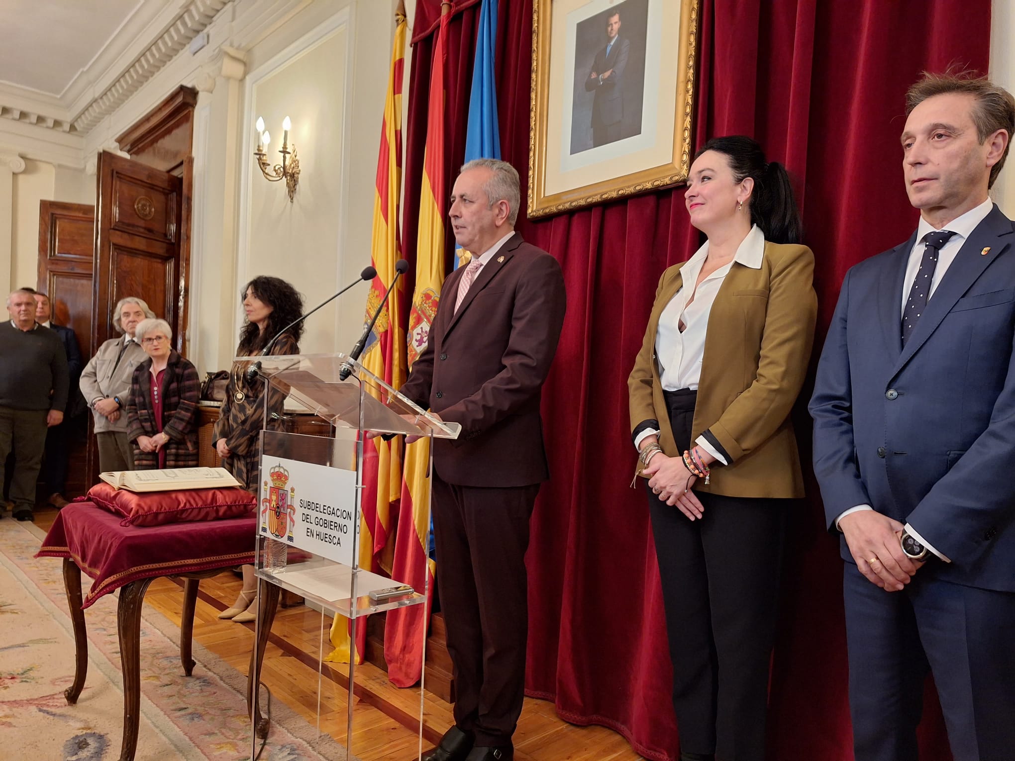 Carlos Campo, subdelegado del Gobierno en Huesca, durante su discurso en el acto del Día de la Constitución en 2023