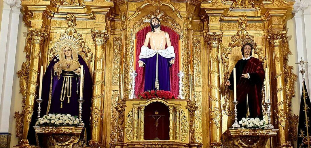 Los titulares de la Hermandad de Jesús Despojado en el altar mayor de su capilla