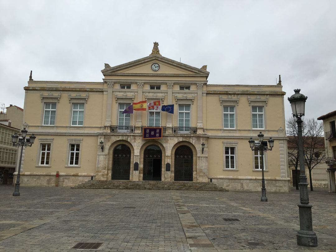 Se arrgla el reloj del Ayuntamiento de Palencia