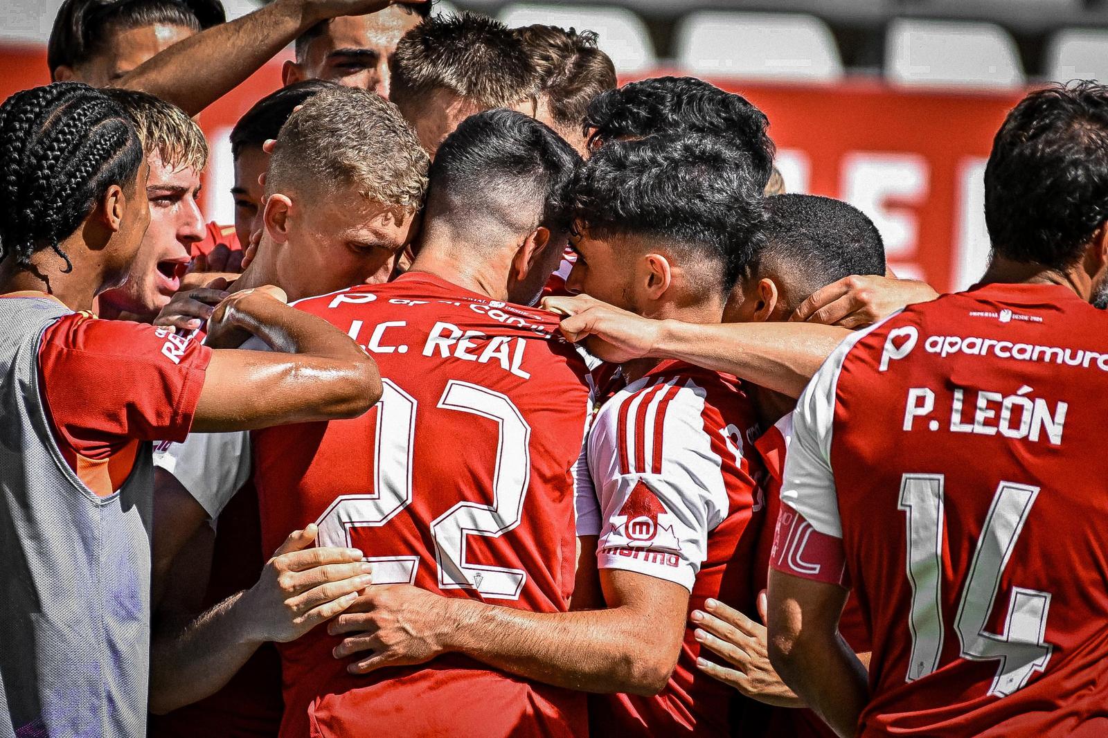 El Real Murcia celebra un gol ante el Alcorcón en su estadio.