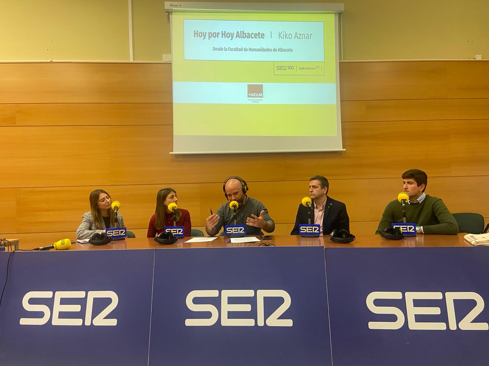 Las profesoras Llanos Pérez y Pilar Laparra, el vicedecano Javier Jover y el alumno, José Pedro Valverde