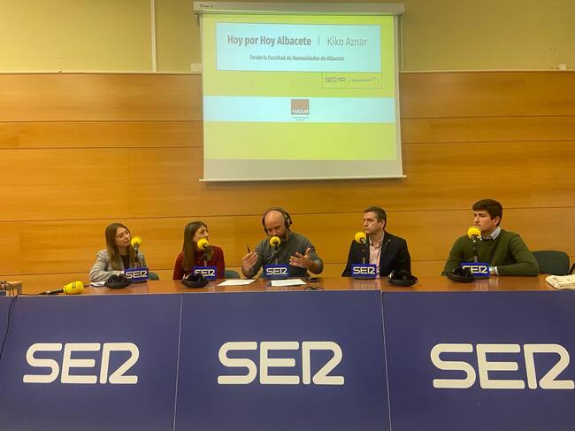 Las profesoras Llanos Pérez y Pilar Laparra, el vicedecano Javier Jover y el alumno, José Pedro Valverde