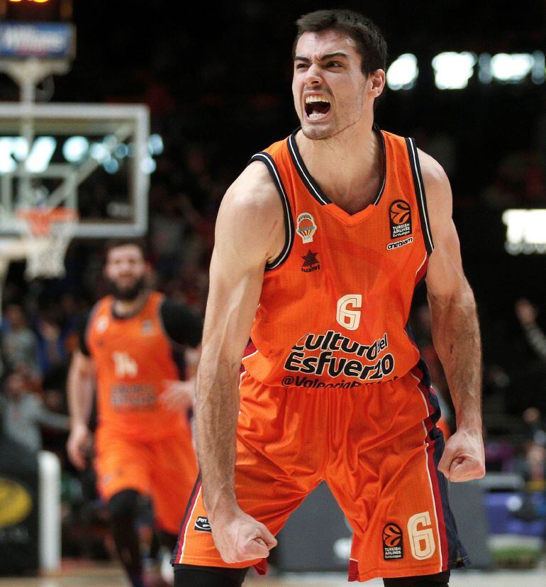 El alero del Valencia Basket Alberto Abalde celebra una canasta en partido de Euroliga que Valencia Basket y CSKA Moscú 