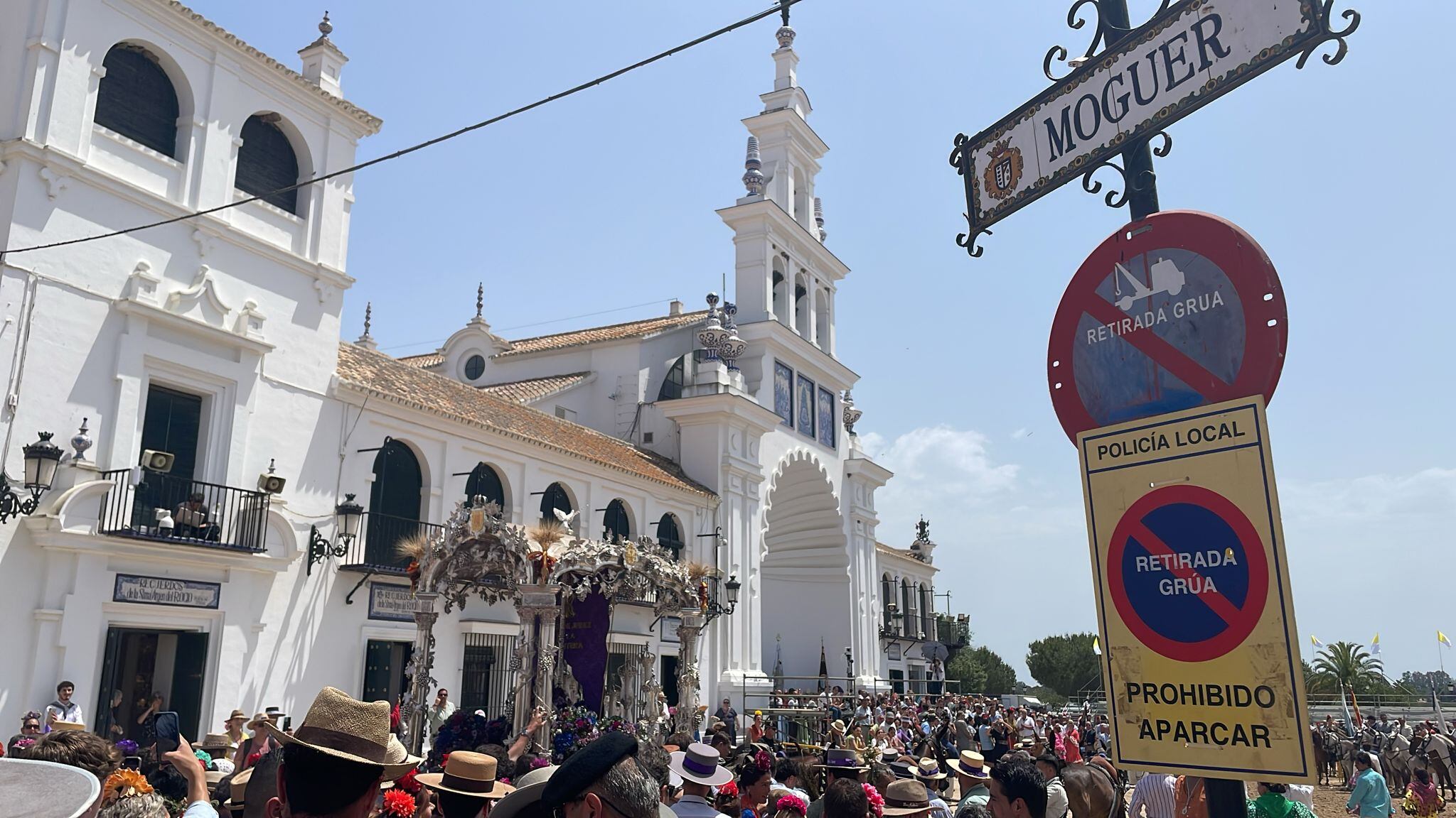 Simpecado de la Hermandad de el Rocío de Jerez ante la Ermita