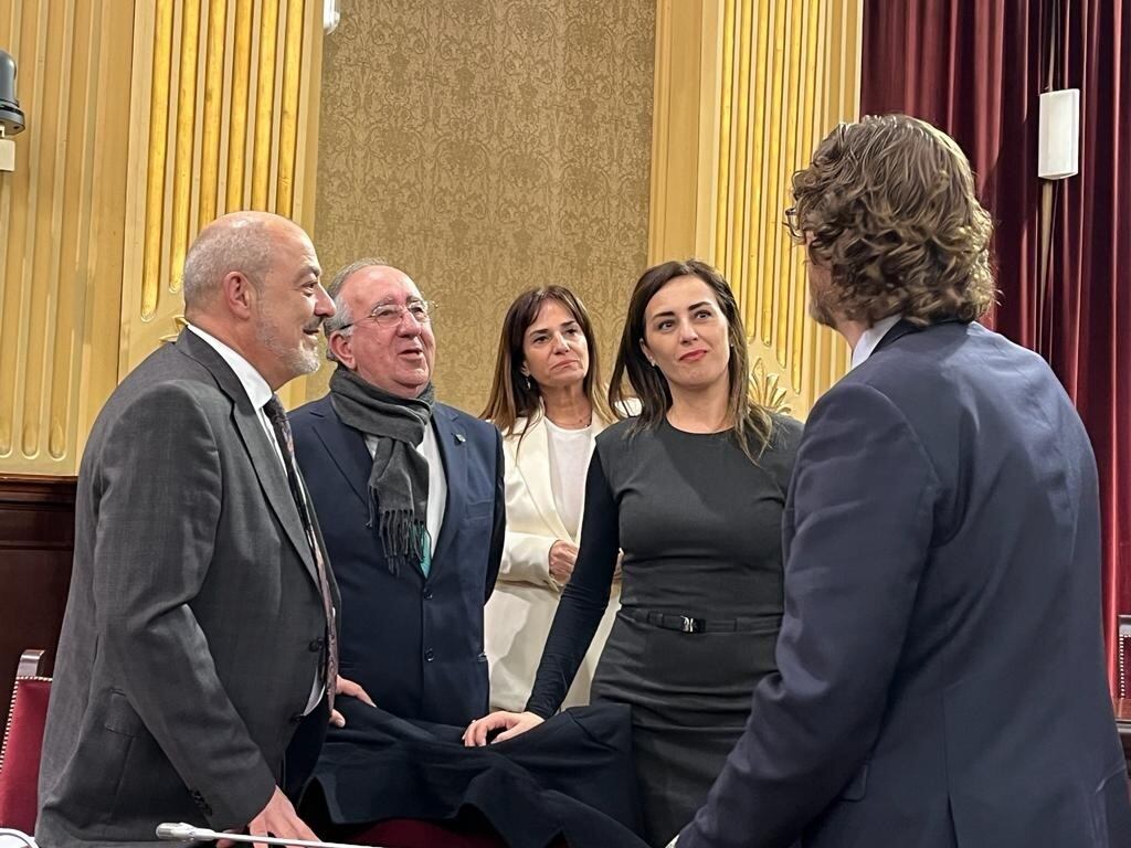 El portavoz del PP, Sebastià Sagreras (a la derecha) conversa con la portavoz de Vox, Idoia Ribas, y los diputados de Vox Sergio Rodríguez, Agustín Buades y Manuela Cañadas.
EUROPA PRESS
19/12/2023
