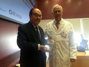 Ricardo Caballero recibe su distinción