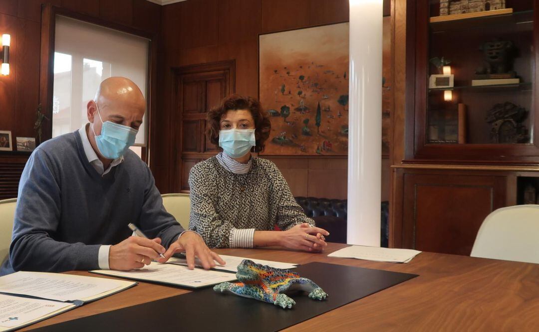 El alcalde y Susana Travesí en una imagen de archivo