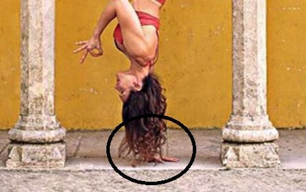 La profesional del yoga, Riva G., realizando una acrobacia de esta disciplina.