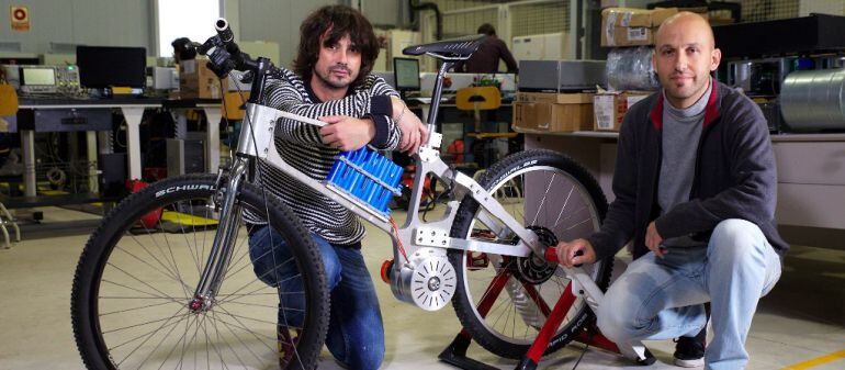 Pablo García y Álvaro Noriega con el prototipo de bicicleta eléctrica