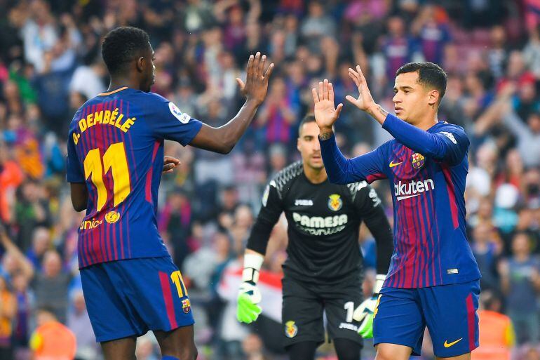 Dembélé y Coutinho celebran el primer gol del Barça