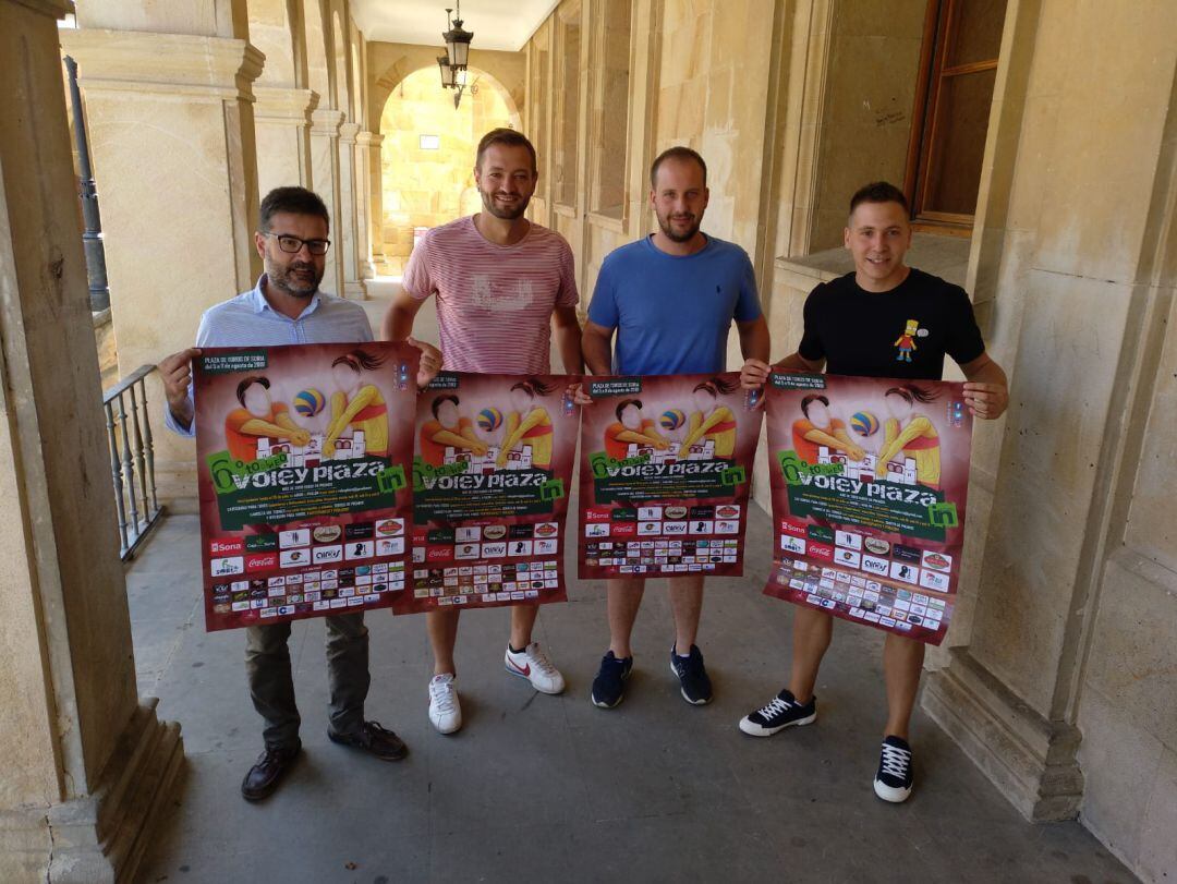 De izquierda a derecha: Eduardo Munilla (Caja Rural), Manuel Salvador (Concejal de Deportes), Daniel González y Álvaro Hernández (Organización).