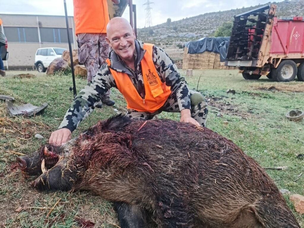 Fernando Carrasco con el jabalí de más de 150 kilos en la foto publicada por Jara y Sedal