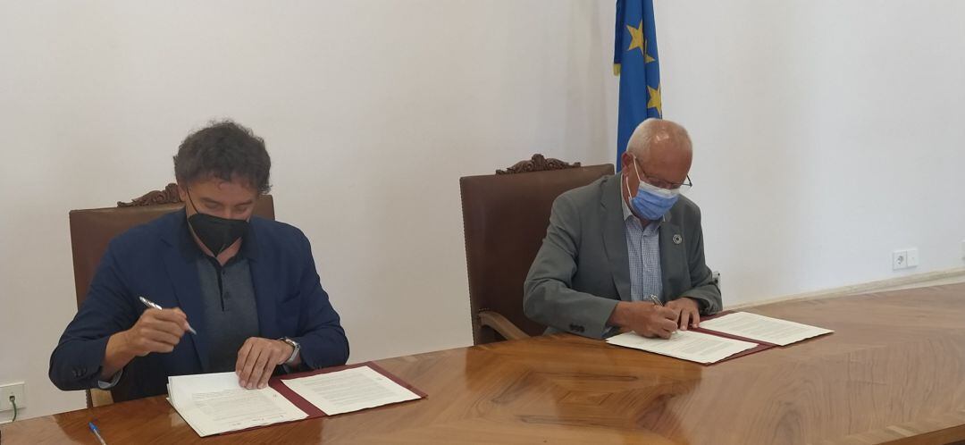 Firma de convenio entre Turisme CV y el Ayuntamiento de Dénia.