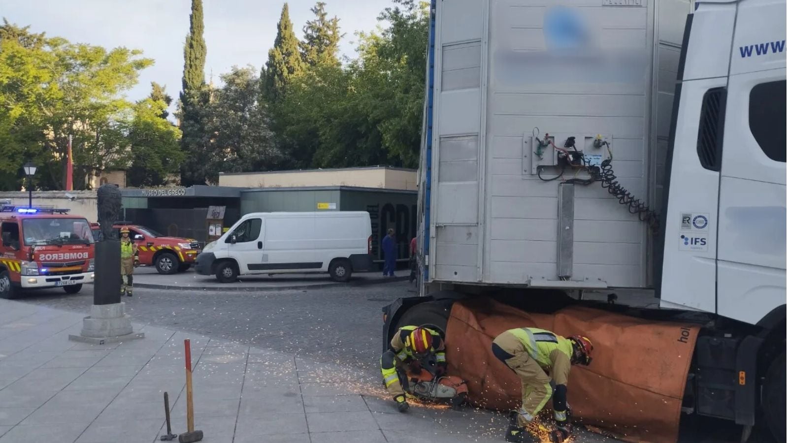 Imagen camión atrapado junto al aparcamiento del Paseo del Tránsito de Toledo