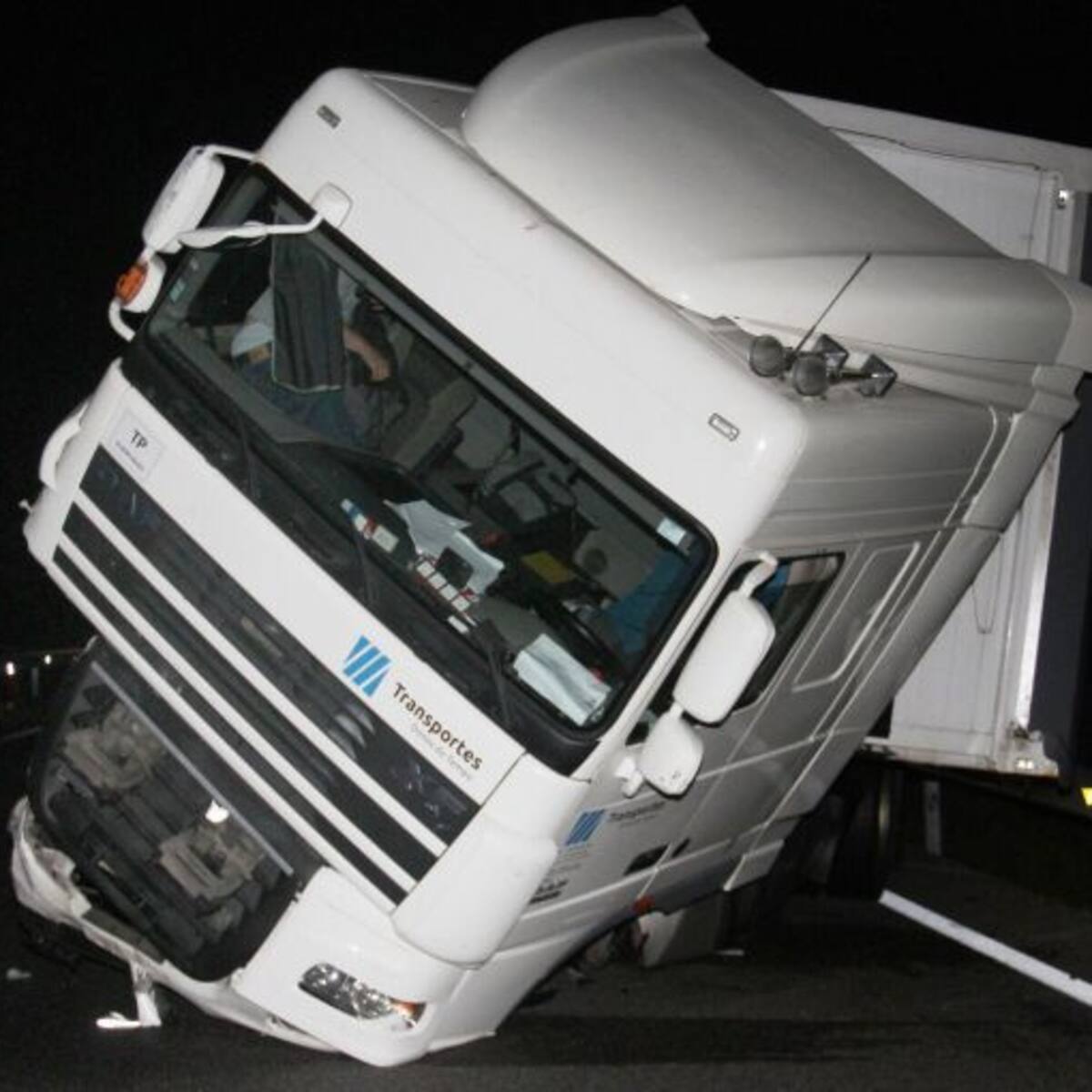 El accidente de un camión sin heridos corta la autovía A-62 en Dueñas en sentido Burgos