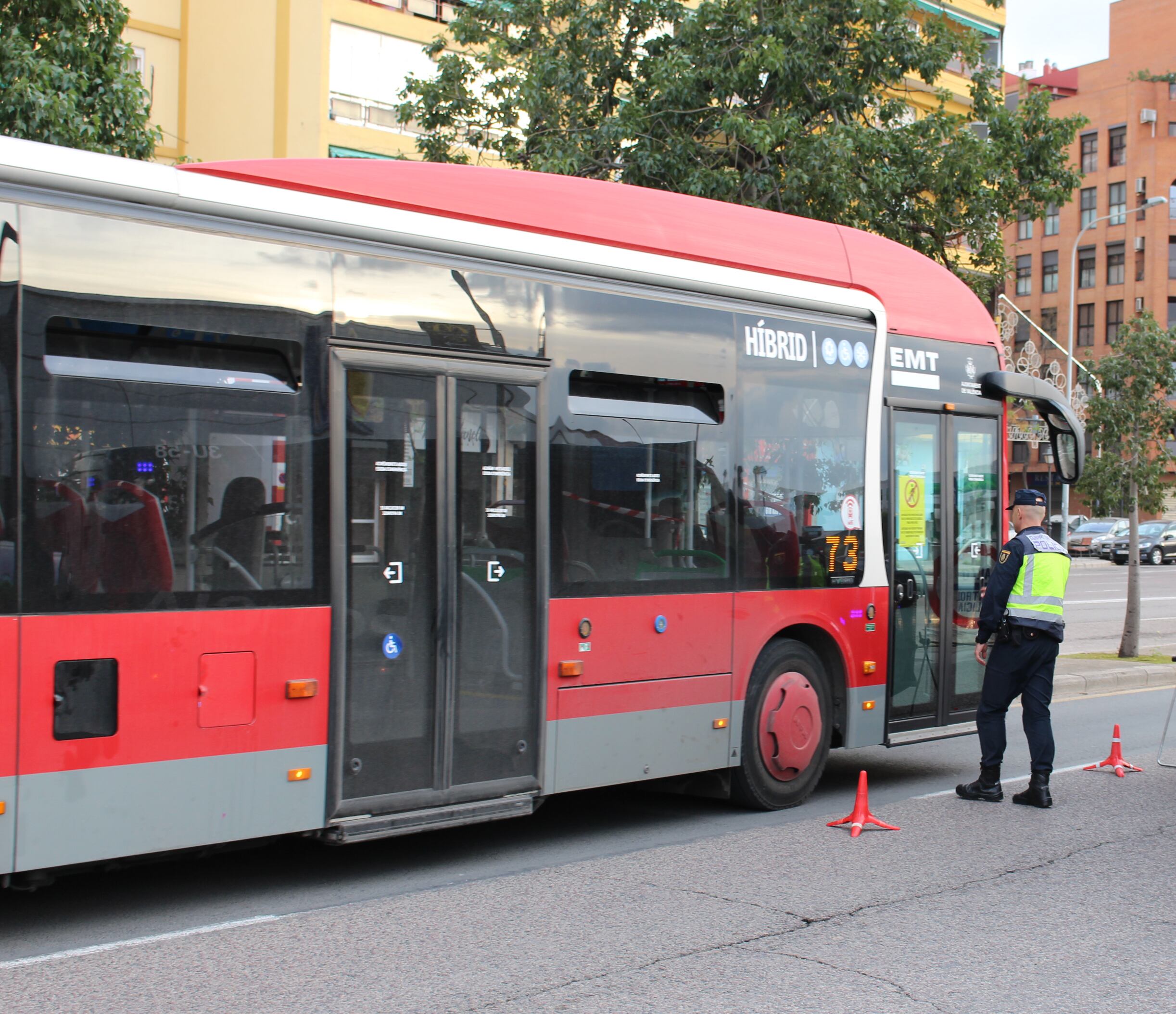 Un agente de Policía Nacional accede a un autobús de la EMT de València en una imagen de archivo.