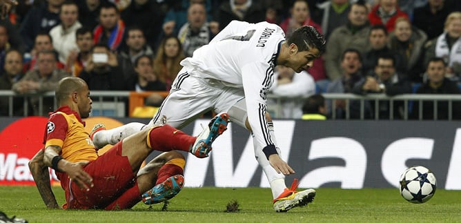 El delantero portugués del Real Madrid Cristiano Ronaldo disputa un balón con el centrocampista brasileño del Galatasaray Felipe Melo