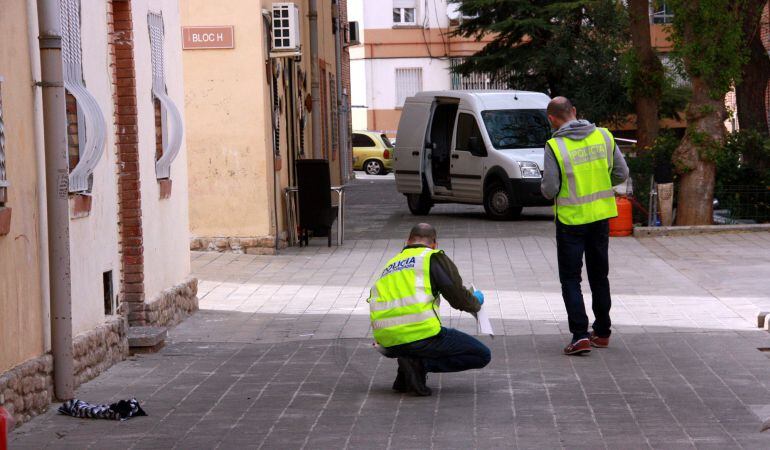 La policía, junto a la zona donde se han producido los disparos en Lleida.