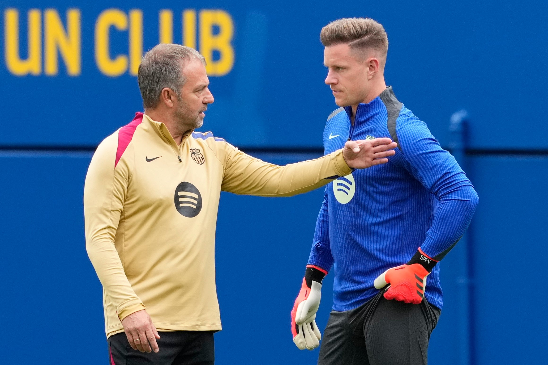 Hansi Flick da instrucciones a Marc André Ter Stegen en un entrenamiento del FC Barcelona