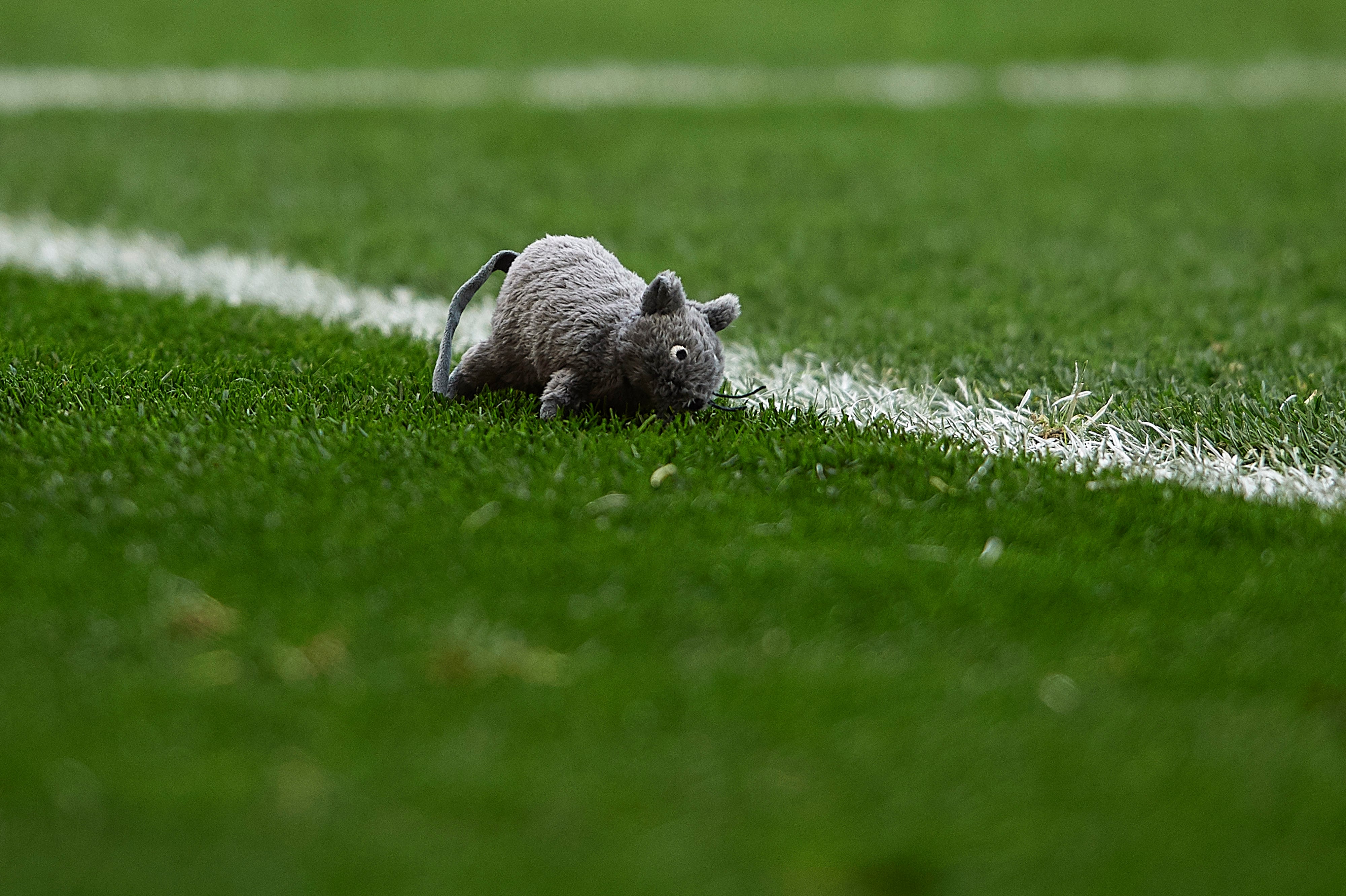 Los aficionados del Atlético de Madrid lanzan ratones de peluche a Thibaut Courtois en el Wanda Metropoliano