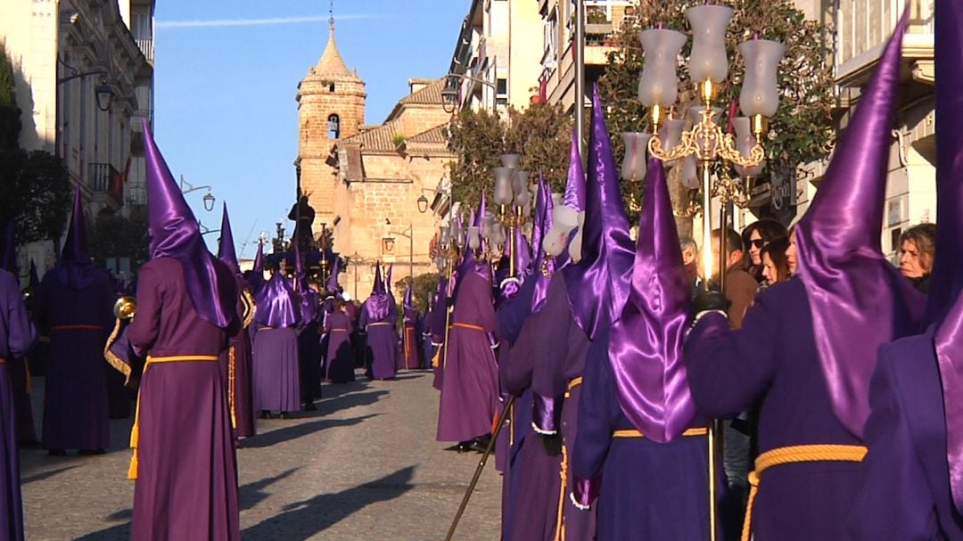 Penitentes de Jesús Nazareno a su paso por la Corredera de San Fernando