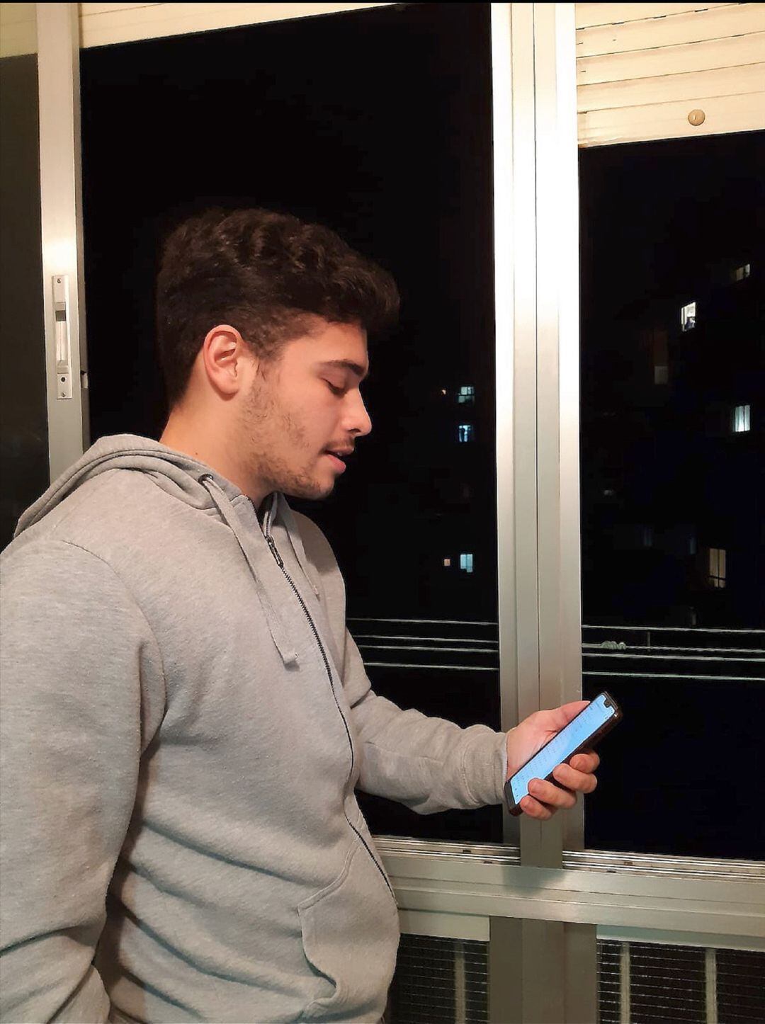 Un patio de luces de la capital palentina, conformado por más de diez portales, organiza el juego numérico para evadirse del confinamiento domiciliario. Un patio de luces de la capital palentina, conformado por más de diez portales, organiza el juego numérico para evadirse del confinamiento domiciliario. En la imagen Javier Revilla el creador de la iniciativa