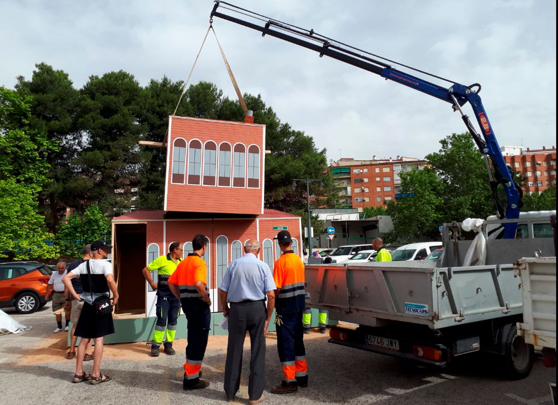 Un instante de la 'plantà' de la Foguera con la ayuda de una grúa de la Brigada de Obras del Ayuntamiento