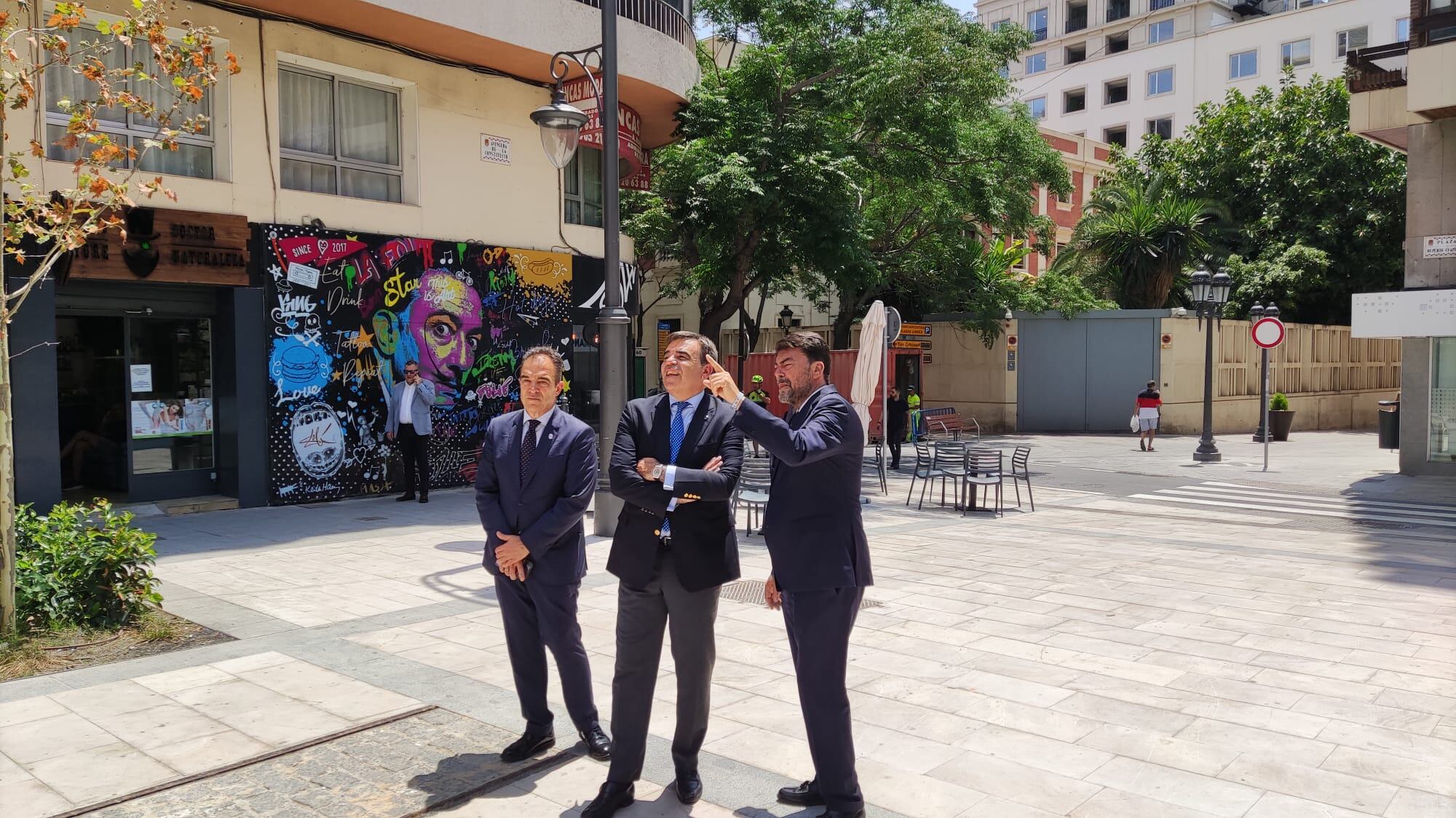 El alcalde de Alicante, Luis Barcala, junto con el vicepresidente de la Comisión Europea, Margaritis Schinas, y el edil de Captación de Fondos Europeos, Toño Peral, en la avenida de la Constitución