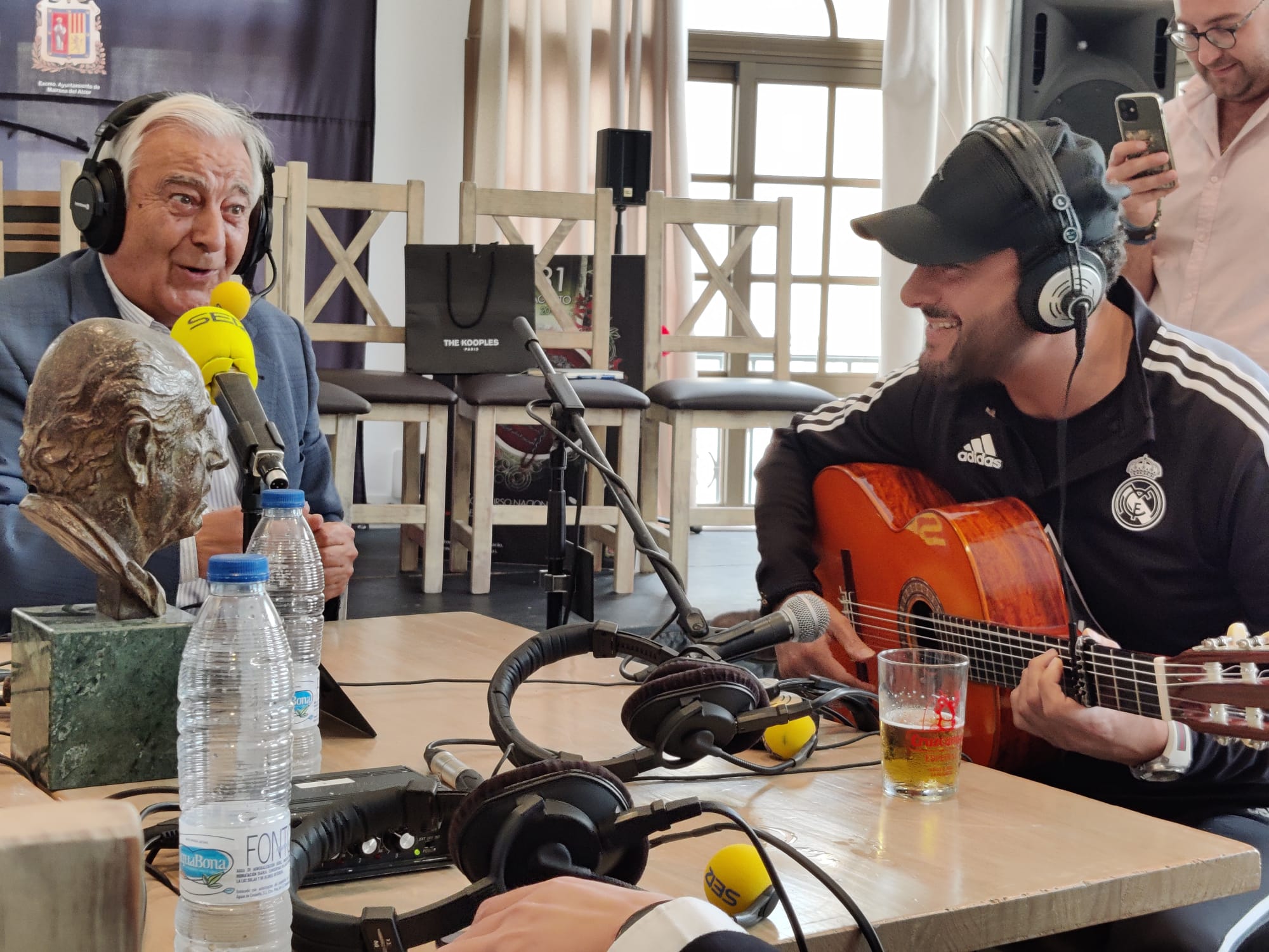 Calixto Sánchez al cante acompañado por la guitarra de Diego del Morao en Hoy por Hoy Sevilla desde Mairena del Alcor