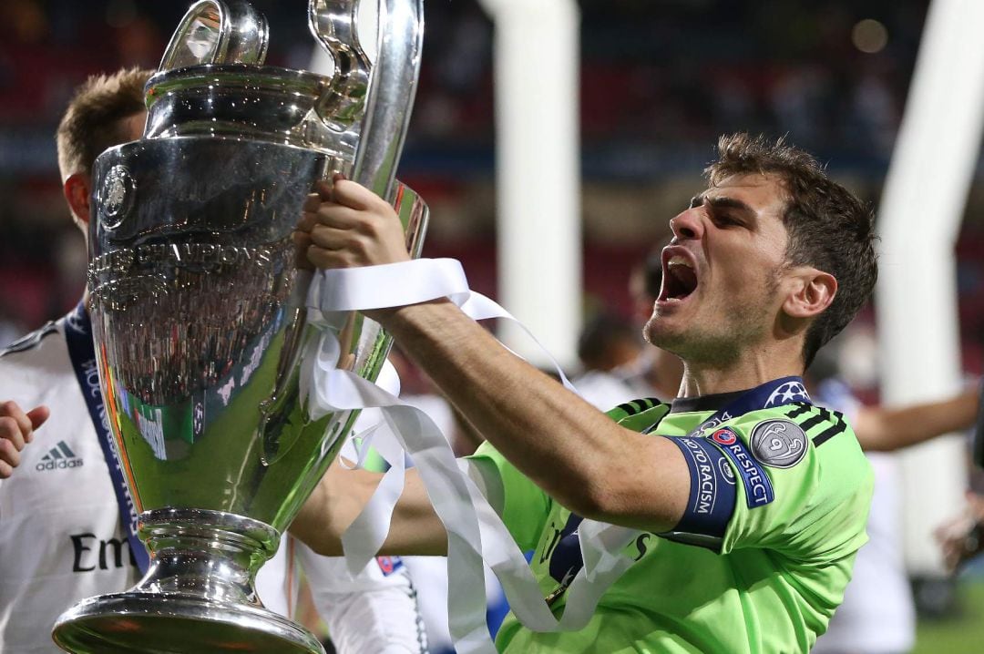 Iker Casillas, con el trofeo de la Champions League.