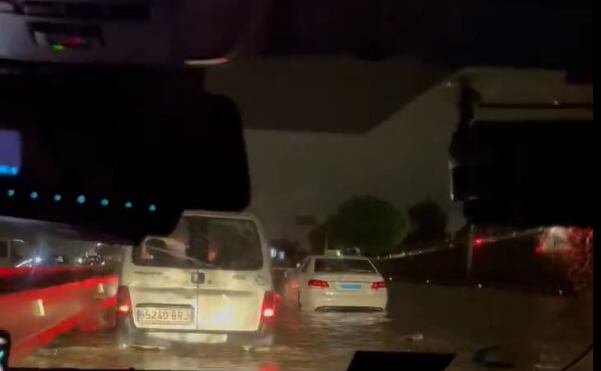 Varios coches atascados por las inundaciones en la M-40.