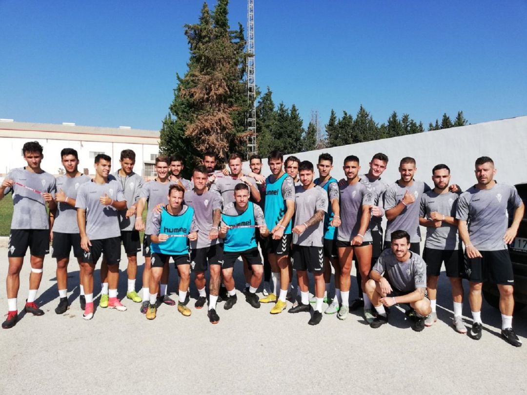 Los jugadores de la primera plantilla del Real Murcia con sus pulseras de la &#039;salvación&#039;