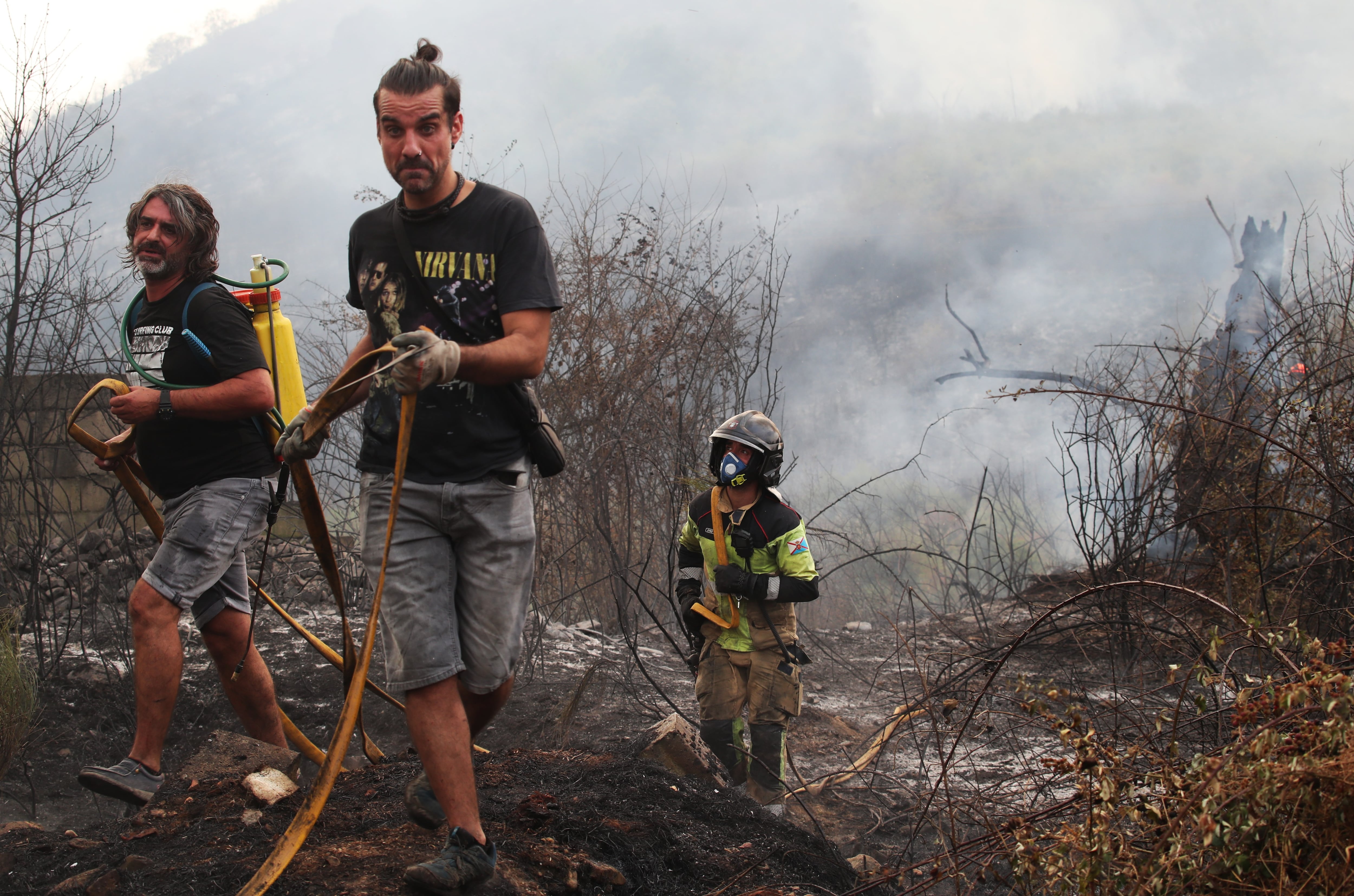 Dos nuevos incendios en las localidades de Garaño y Molinaseca así como la reactivación del incendio de Fasgar han desalojado este domingo a cientos de 300 personas. EFE/ Ana F. Barredo