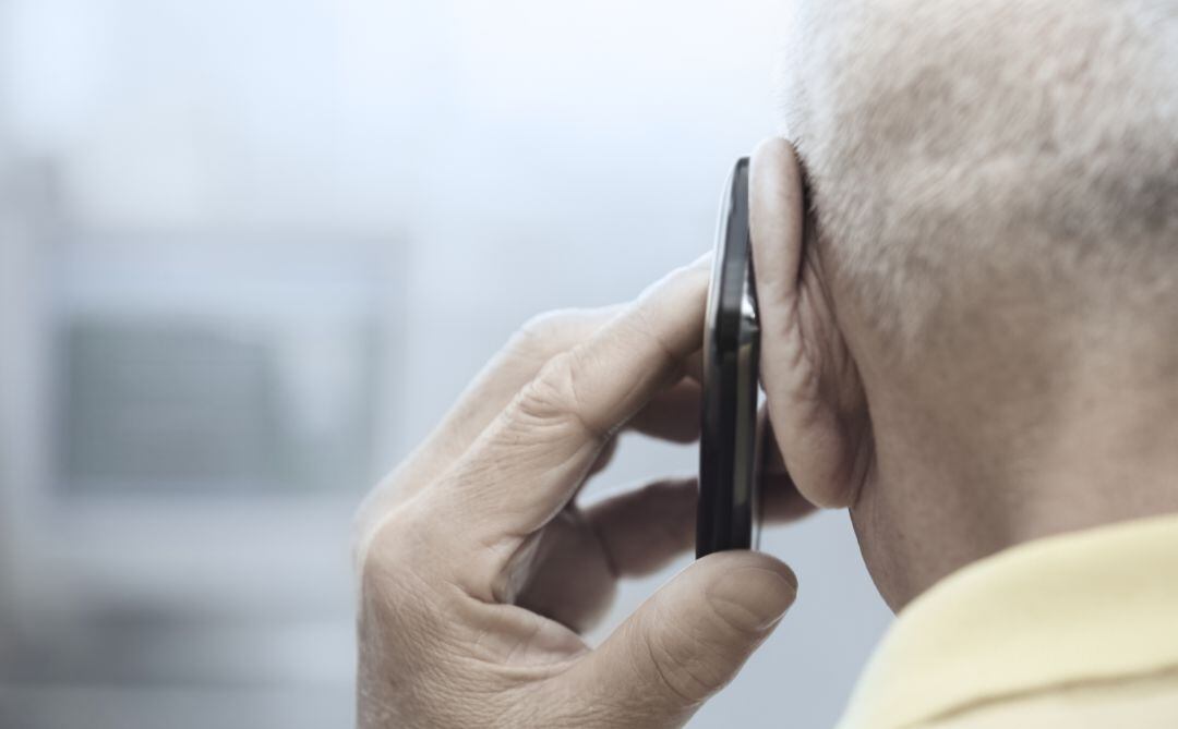 Una persona habla por teléfono móvil.
