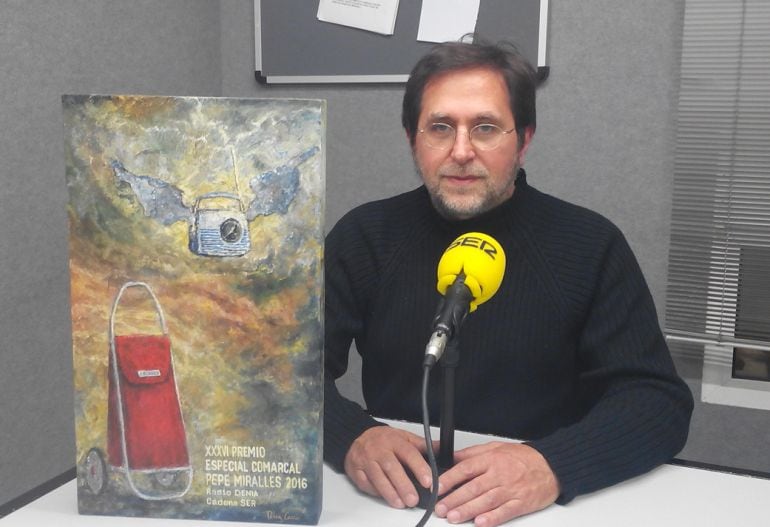 Ramón Pérez Carrió, artista de Pedreguer, en su visita a Radio Dénia Cadena SER para presentarnos la obra del Premio Especial Comarcal Pepe Miralles.