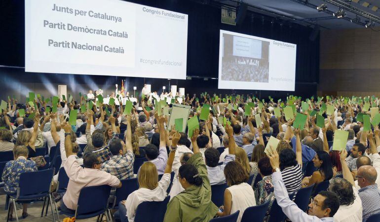 Votación para elegir el nombre del nuevo partido que sucederá a CDC, durante el congreso fundacional de la nueva Convergencia en Barcelona.