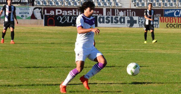 El jugador del Real Jaén, Víctor Andrés, controla el balón durante un momento del partido.