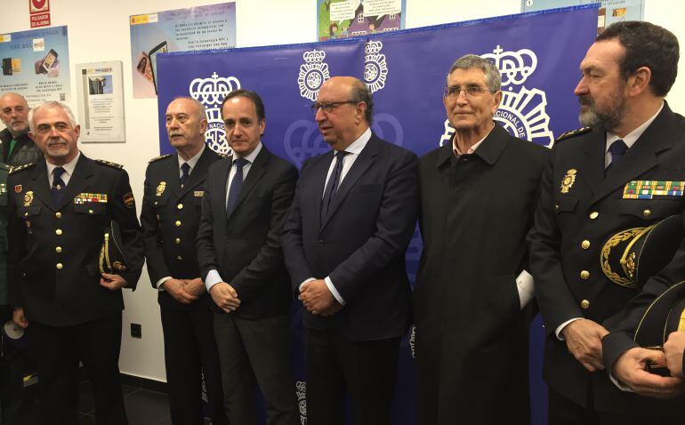 El director general de la Policía, Germán López Iglesias, preside la inauguración de la oficina.